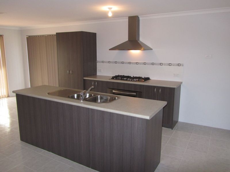 28 Johnsonia Bend, Hammond Park WA 6164