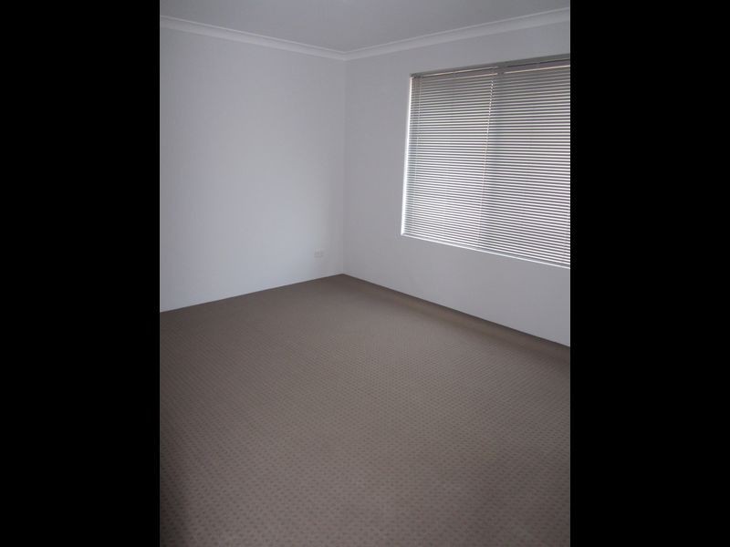 28 Johnsonia Bend, Hammond Park WA 6164