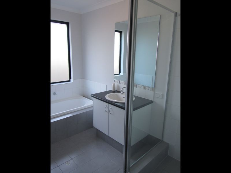 28 Johnsonia Bend, Hammond Park WA 6164