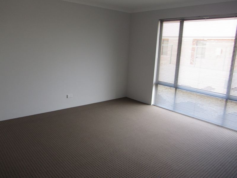 28 Johnsonia Bend, Hammond Park WA 6164