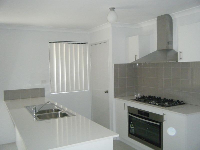 8 Ewens Pass, Wandi WA 6167