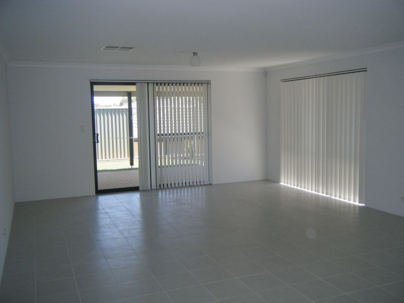 8 Ewens Pass, Wandi WA 6167