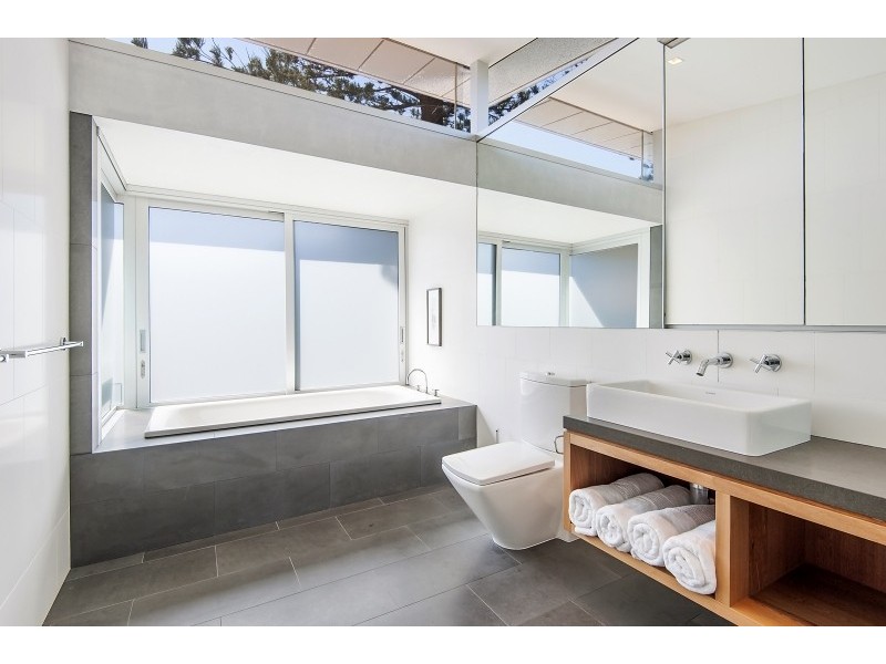 11 Marine Parade, Avalon Beach NSW 2107