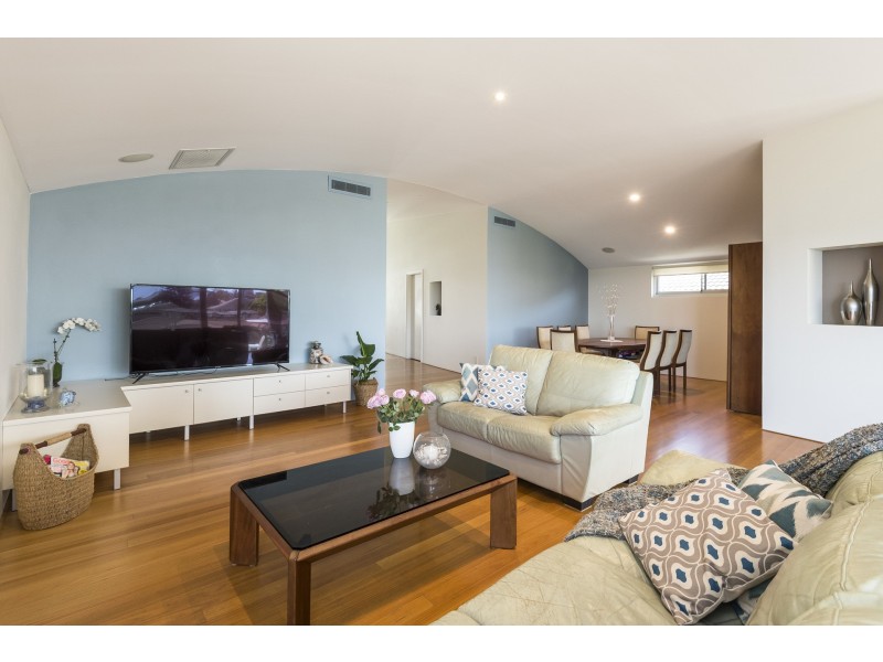 11 Beach Street, Curl Curl NSW 2096