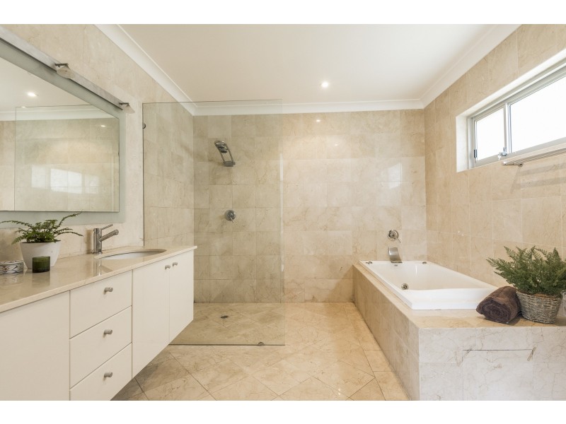 11 Beach Street, Curl Curl NSW 2096