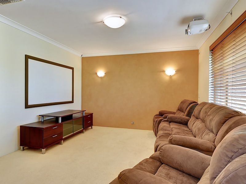 32 Pioneer Drive, Thornlie WA 6108