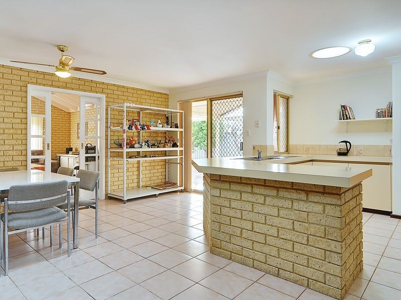 25 Merrifield Circle, Leeming WA 6149
