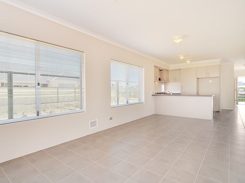 8 Hugel Lane, Hammond Park WA 6164