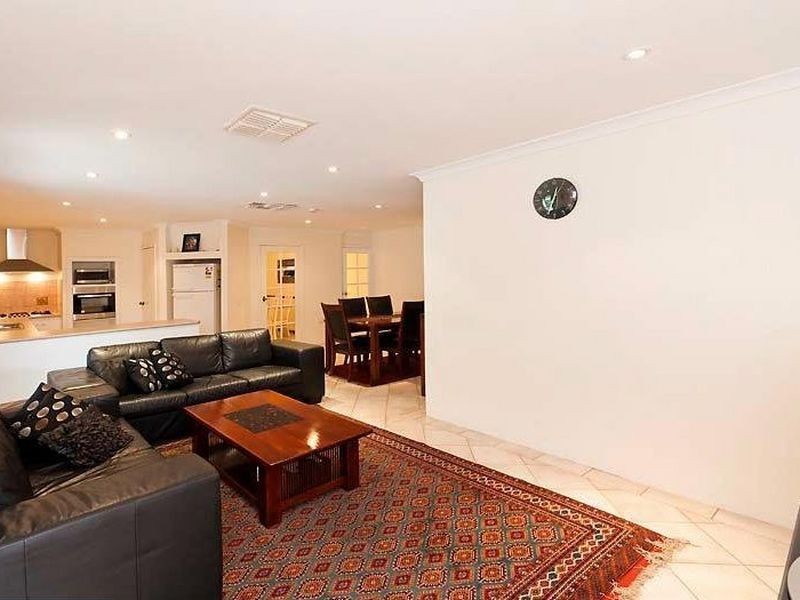 28 Forrest Lakes Drive, Thornlie WA 6108