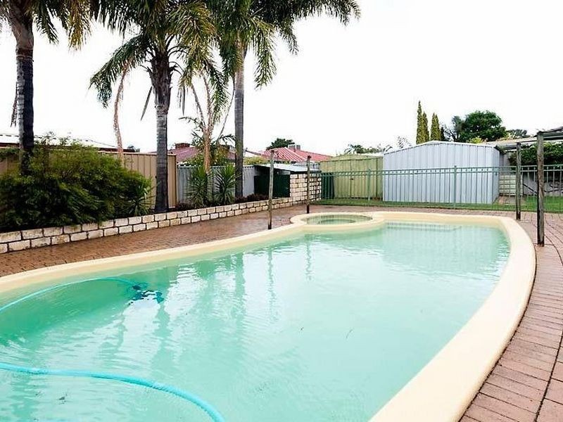 28 Forrest Lakes Drive, Thornlie WA 6108