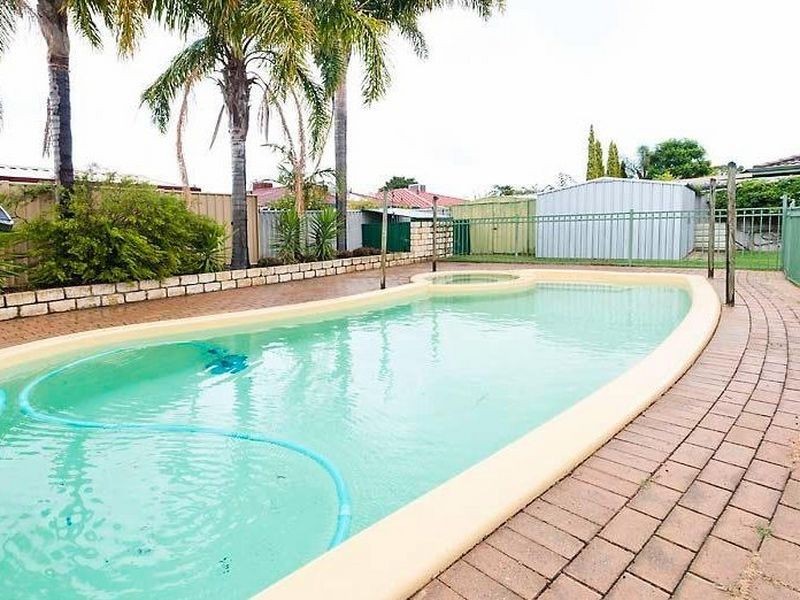 28 Forrest Lakes Drive, Thornlie WA 6108