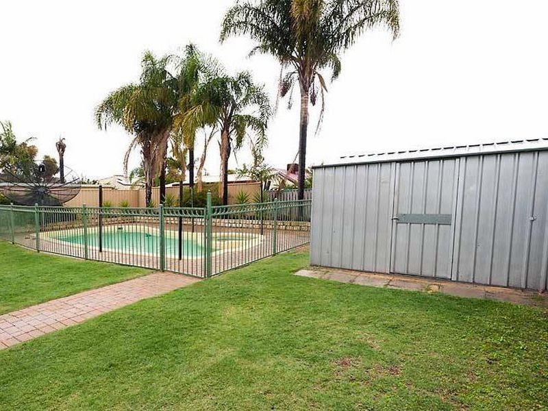 28 Forrest Lakes Drive, Thornlie WA 6108