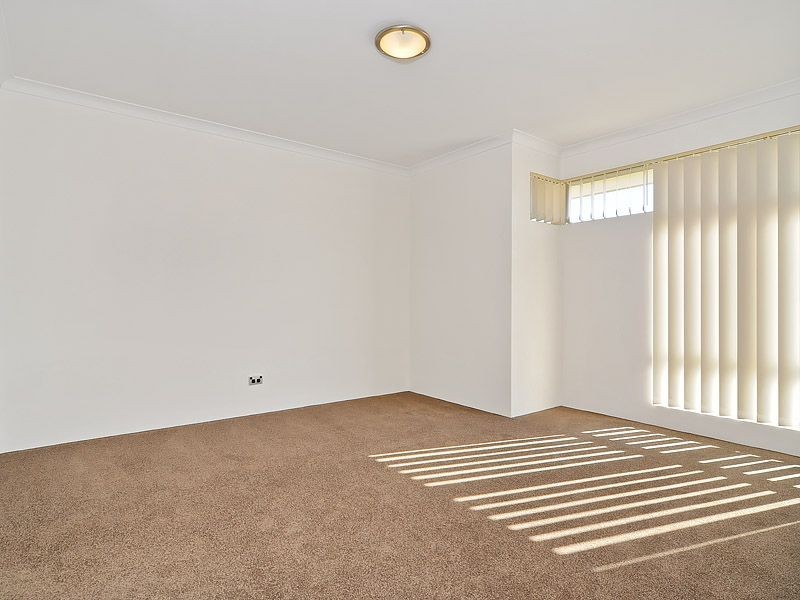4 Balliol Court, Piara Waters WA 6112
