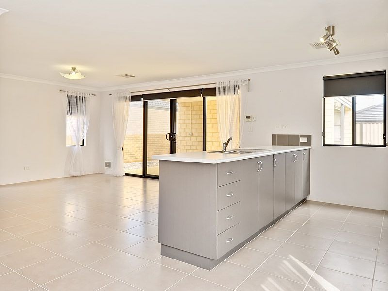 16 Padua Road, Piara Waters WA 6112