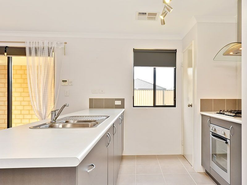 16 Padua Road, Piara Waters WA 6112