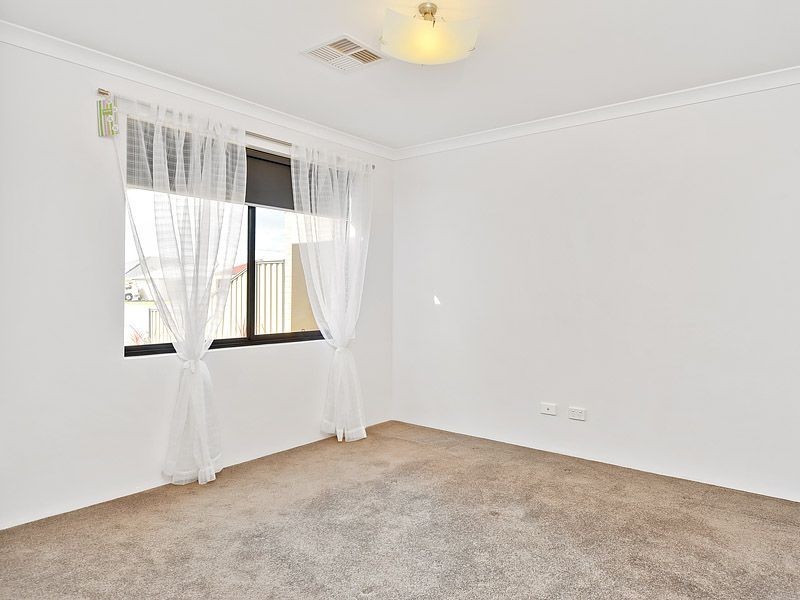 16 Padua Road, Piara Waters WA 6112