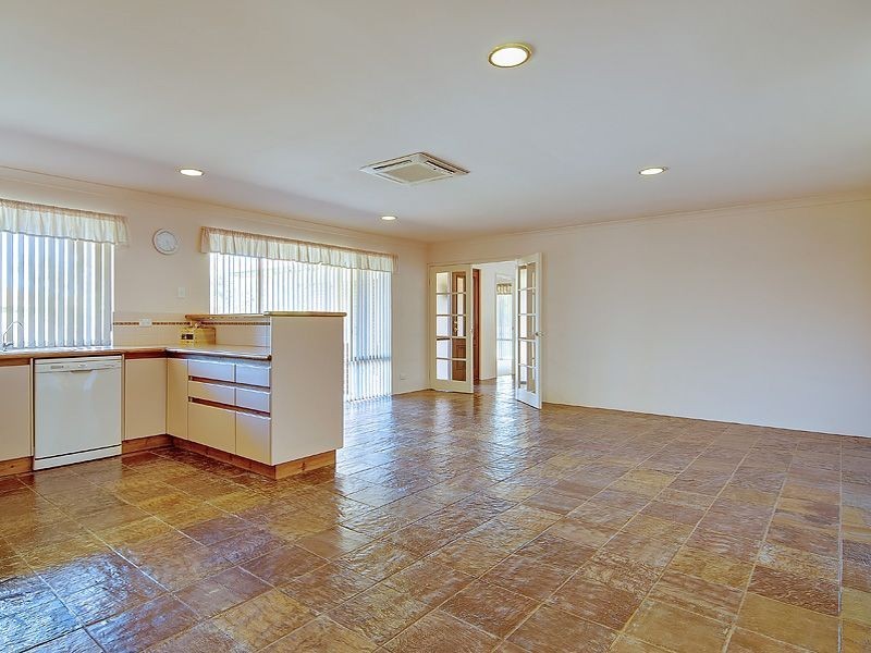 2 Oakland Heights, Leeming WA 6149