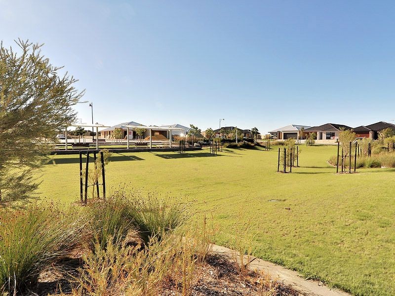 8 Hugel Lane, Hammond Park WA 6164