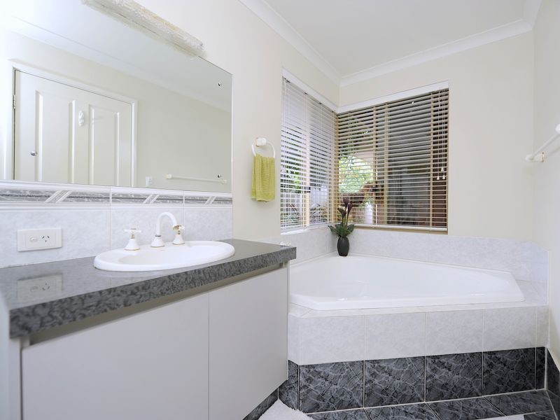 17 Aylesbury Close, Leeming WA 6149