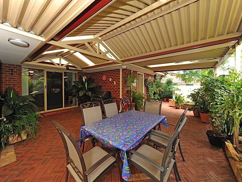 17 Aylesbury Close, Leeming WA 6149