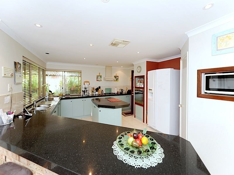 17 Aylesbury Close, Leeming WA 6149