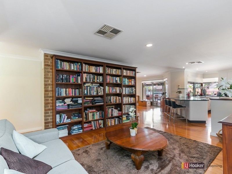 25 Sellen Court, Leeming WA 6149