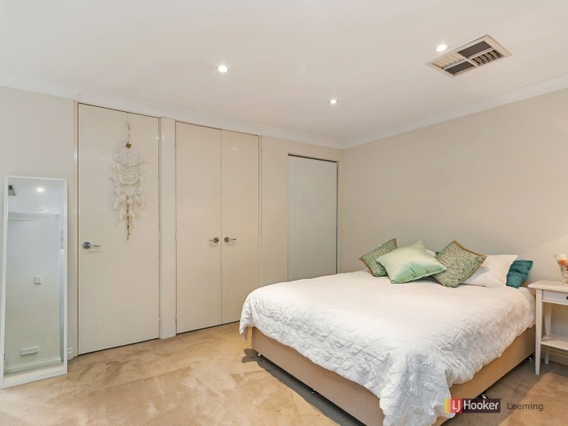 25 Sellen Court, Leeming WA 6149