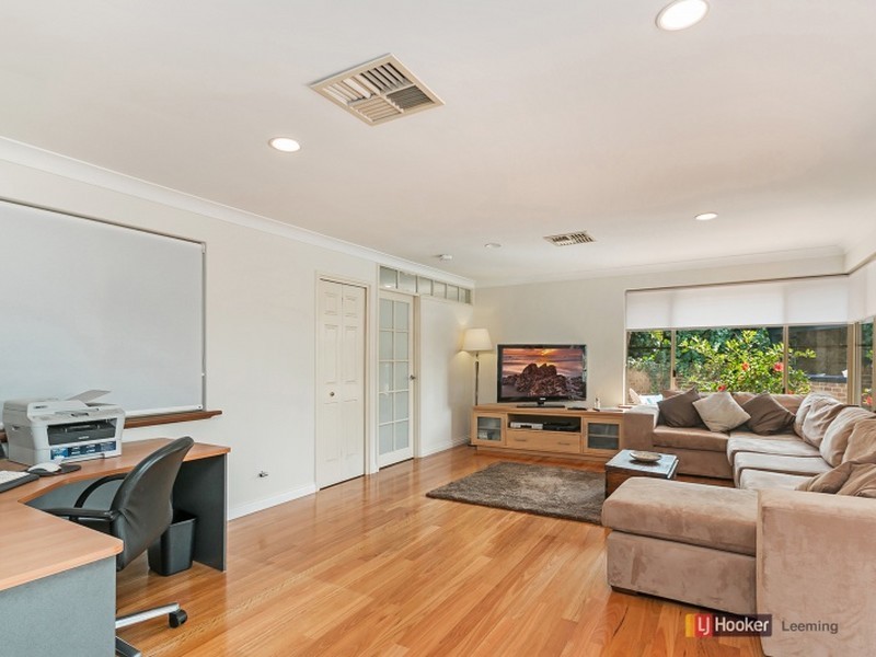 25 Sellen Court, Leeming WA 6149