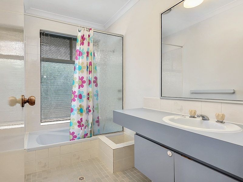 6 Bluebell Way, Bibra Lake WA 6163