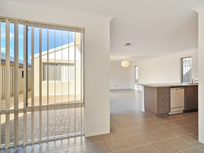 4 Balliol Court, Piara Waters WA 6112