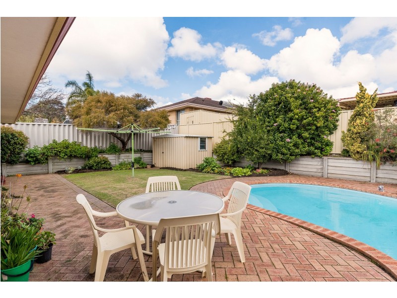 16 Meadow Grove, Leeming WA 6149