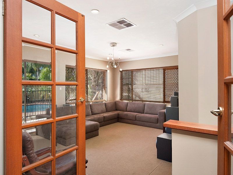 7 Sellen Court, Leeming WA 6149