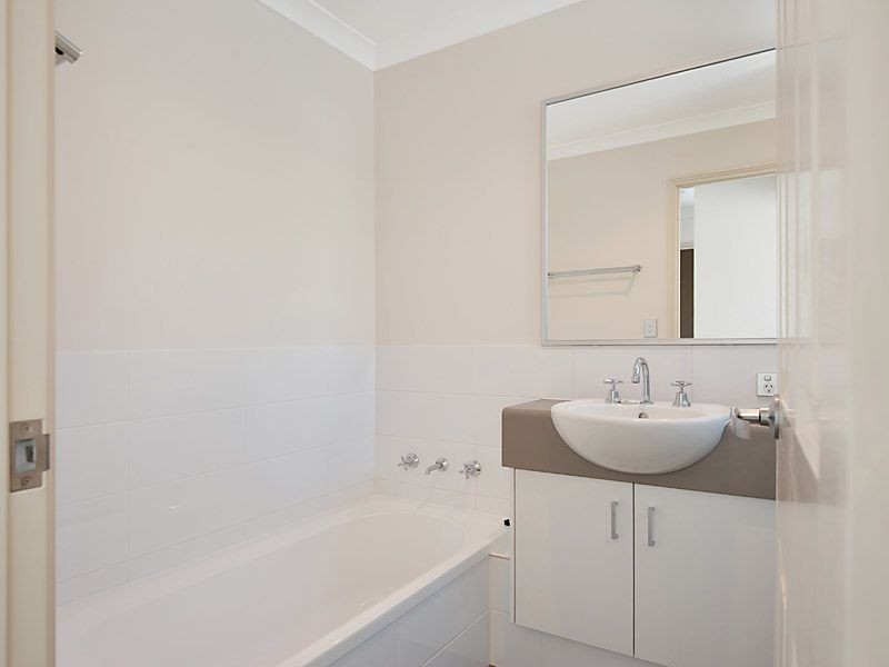 1/17 Robin Hood Avenue, Armadale WA 6112