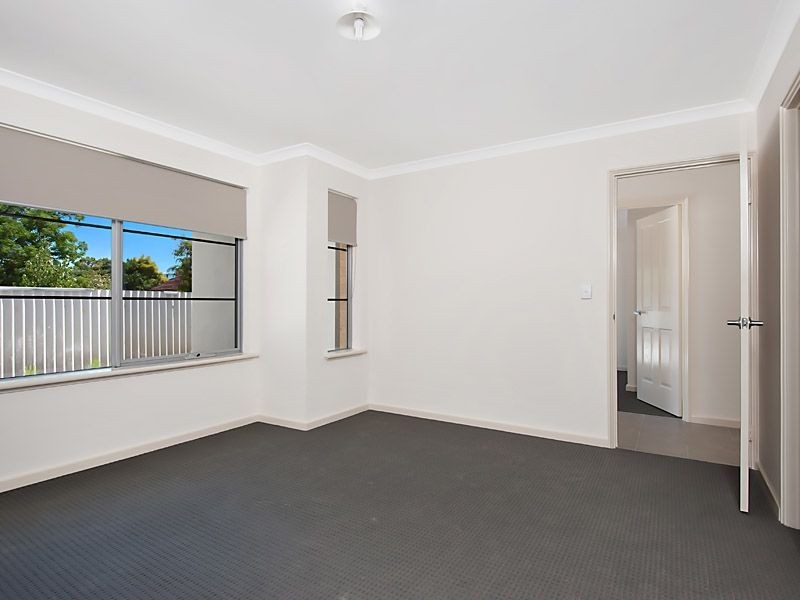 1/17 Robin Hood Avenue, Armadale WA 6112