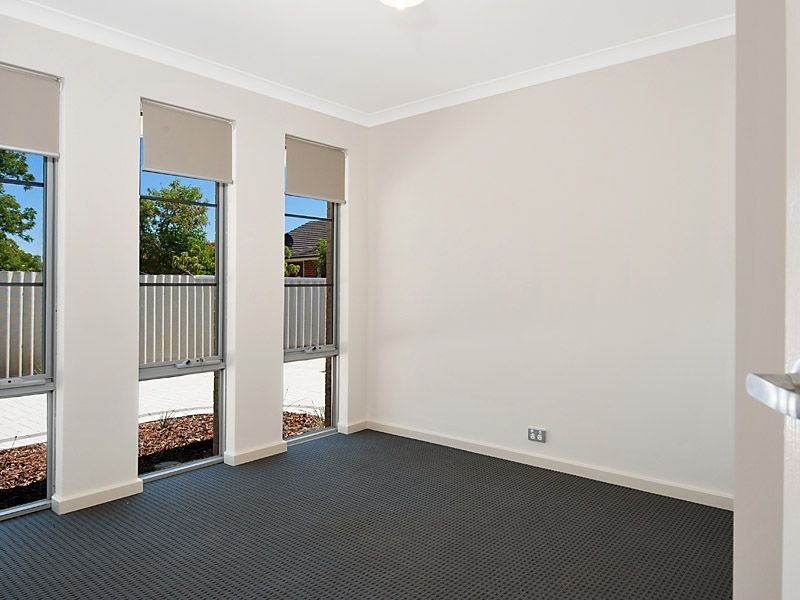 1/17 Robin Hood Avenue, Armadale WA 6112