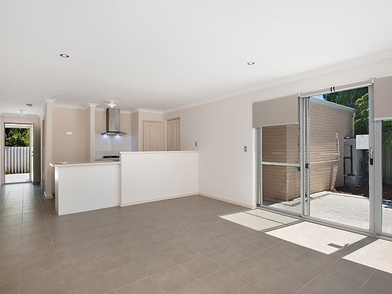 1/17 Robin Hood Avenue, Armadale WA 6112
