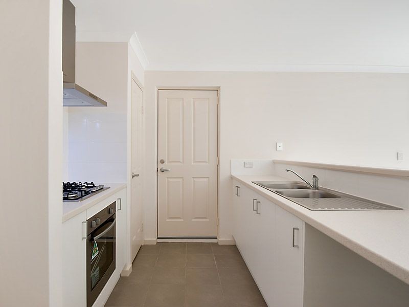1/17 Robin Hood Avenue, Armadale WA 6112