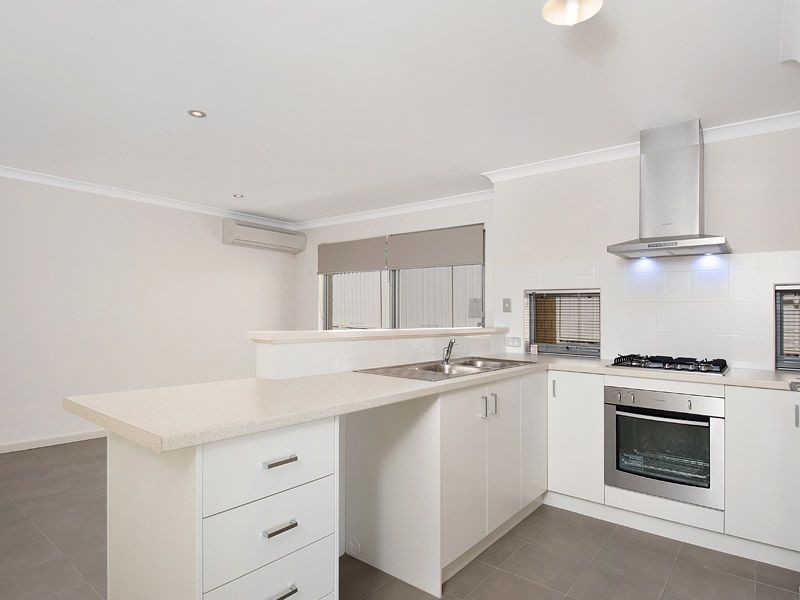 2/17 Robin Hood Avenue, Armadale WA 6112