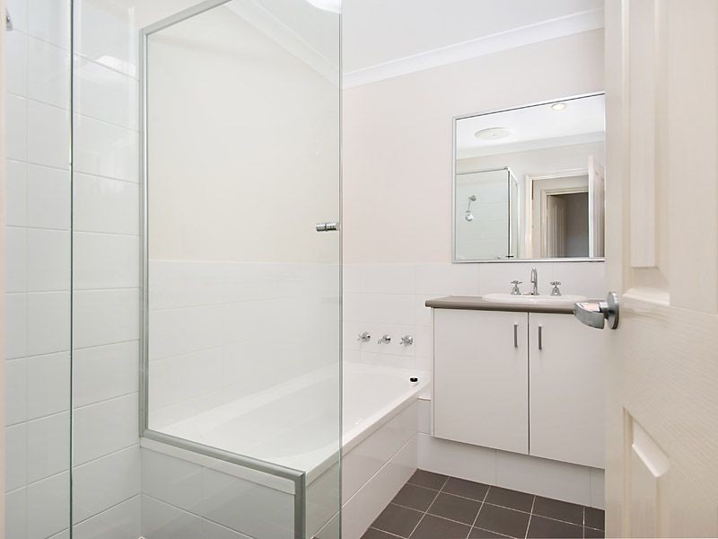 2/17 Robin Hood Avenue, Armadale WA 6112