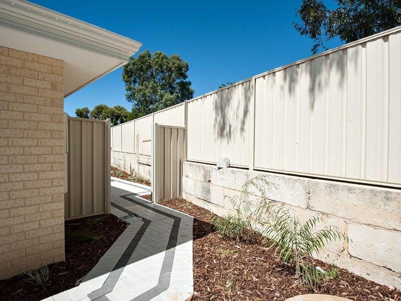 2/17 Robin Hood Avenue, Armadale WA 6112