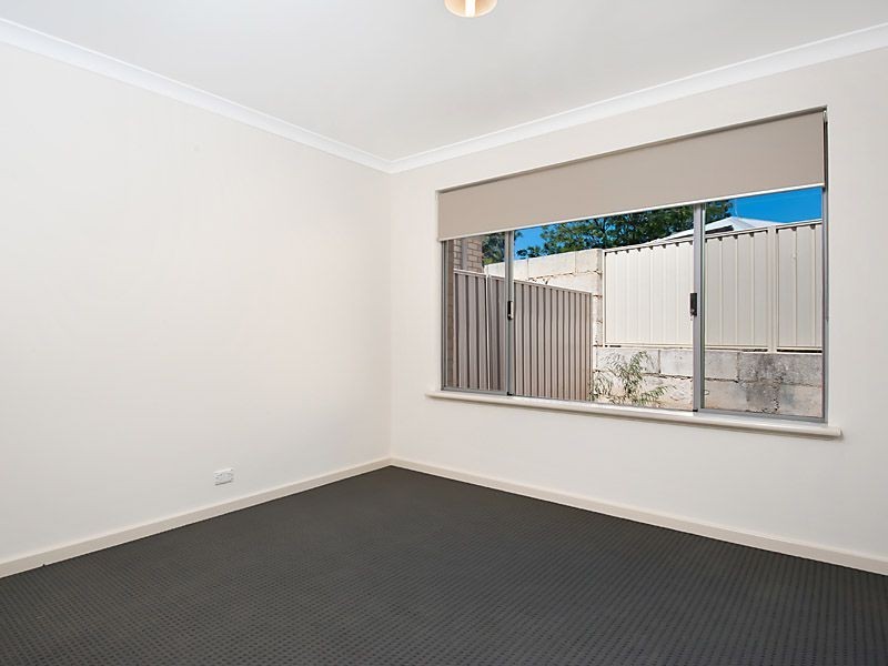 2/17 Robin Hood Avenue, Armadale WA 6112