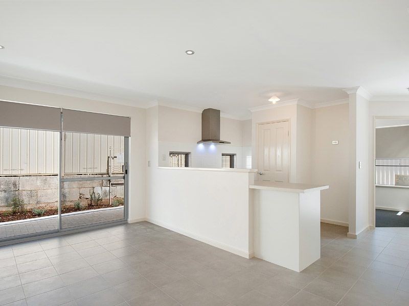 2/17 Robin Hood Avenue, Armadale WA 6112