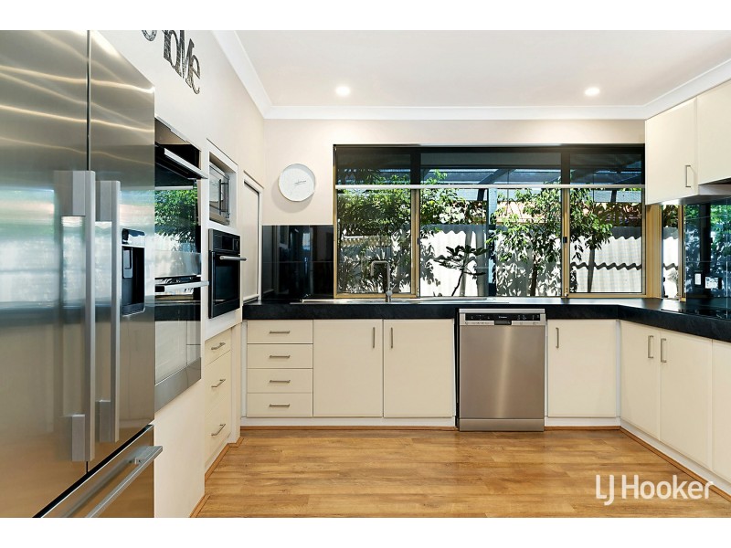17 Hillock Circle, Leeming WA 6149