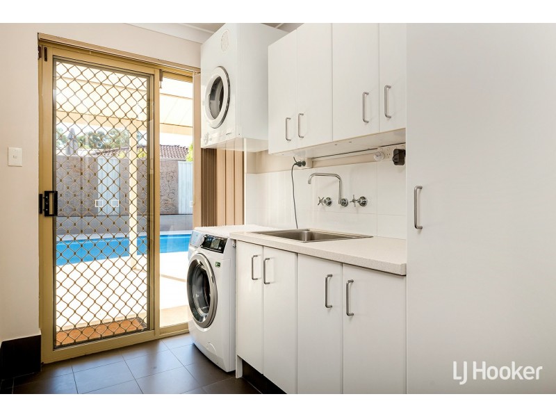 17 Hillock Circle, Leeming WA 6149