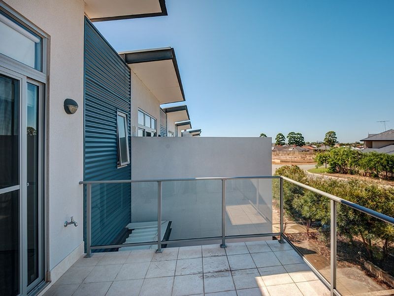 3/11 Pearson Drive, Success WA 6164