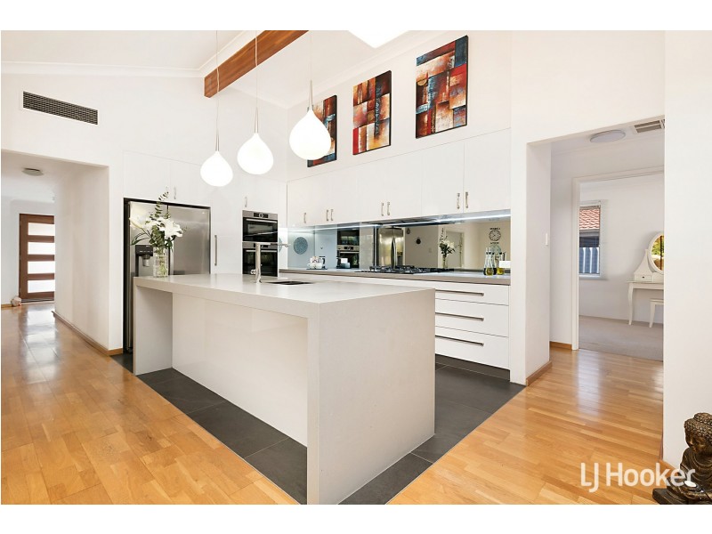 52 Gladstone Road, Leeming WA 6149