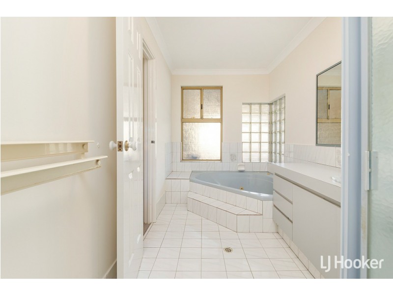 8 Sentinel Gardens, Leeming WA 6149