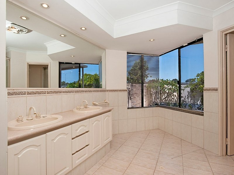 24 Cheshunt Gardens, North Lake WA 6163