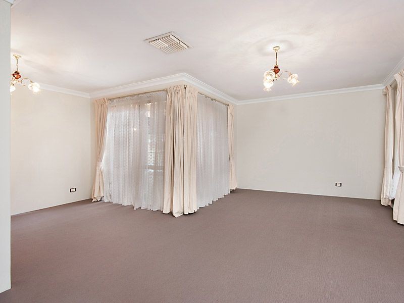 4 Daly Court, Leeming WA 6149