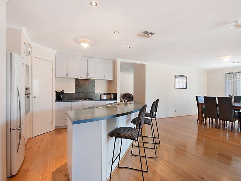 32 Plumwood Avenue, Hammond Park WA 6164